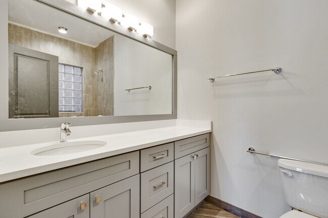 Photo - 2710 N Wayne Ave Unit 2710-2