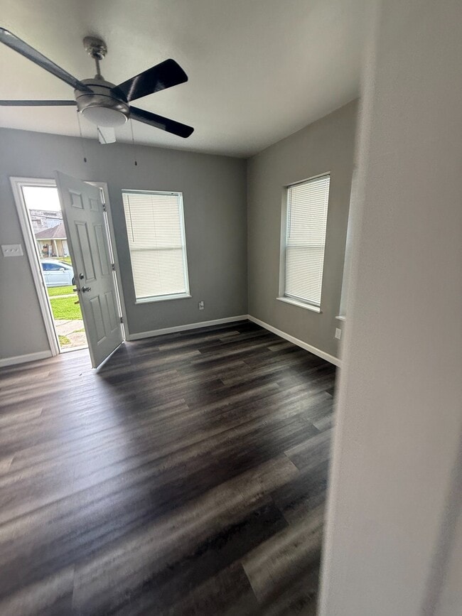 Building Photo - 122 Pineview Dr Unit A
