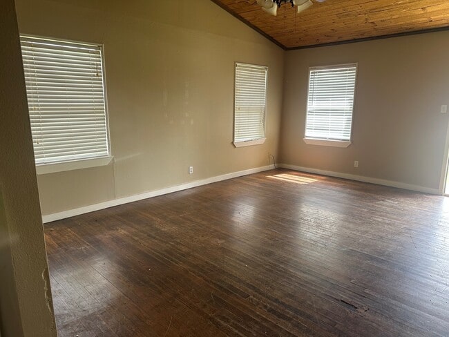Building Photo - 114 Forest Oaks Ln