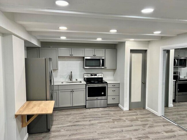 Building Photo - 5804 Circulo Dr Unit 5E