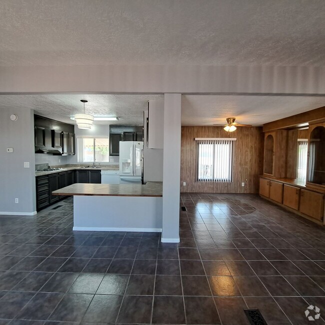 Building Photo - Four Bedroom Available for Immediate Move-... Rental