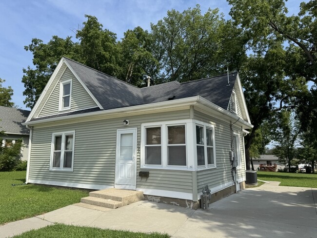 Building Photo - 1107 W 1st St Rental