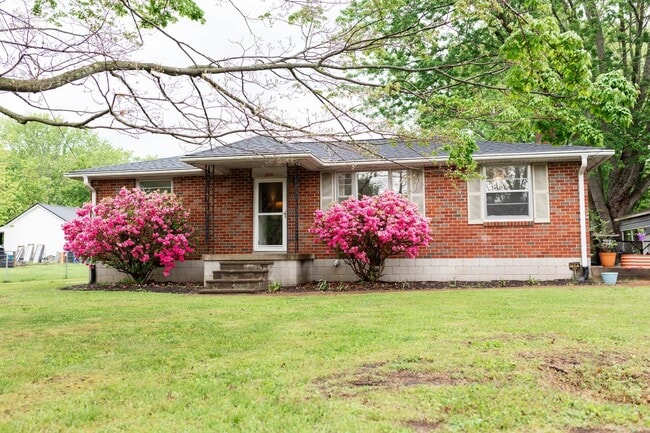 Building Photo - Beautiful 3 bedroom 2 bathroom brick home ...