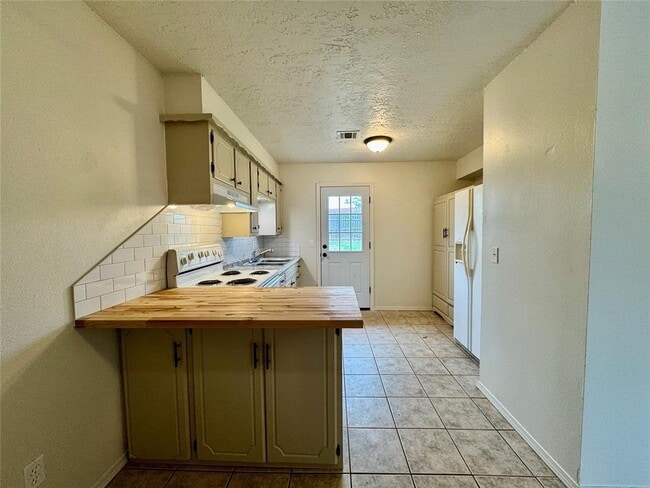 Photo - 419 E 3rd St