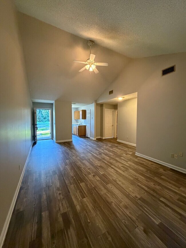 302 Admiral's Walk Dr Unidad 1