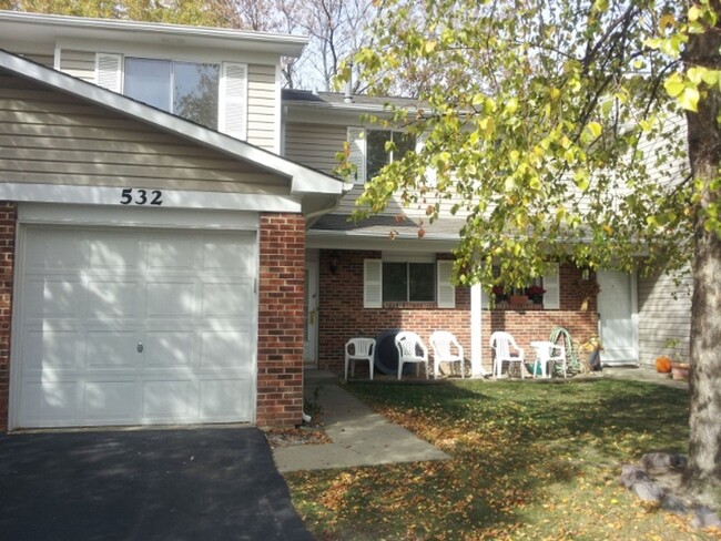 Carol Stream Townhome with Three Bedrooms ... - Carol Stream Townhome with Three Bedrooms ...