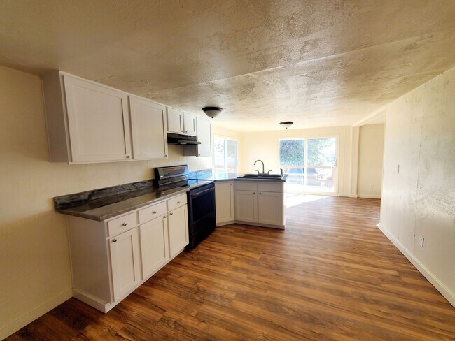 Photo - * PENDING* 3 Bedroom 2 Bath Single Family ...