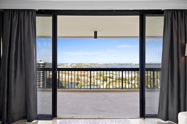 Photo - 2425 Presidential Way Unidad Ph2
