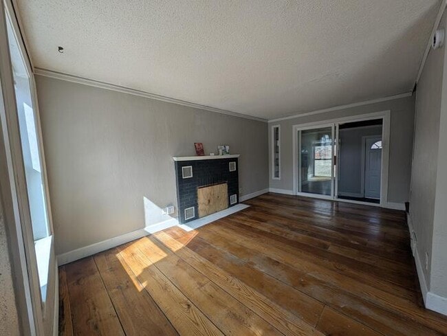 Photo - 140 Park St E