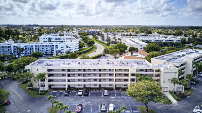 Building Photo - 3154 Via Poinciana Unit 114 Rental