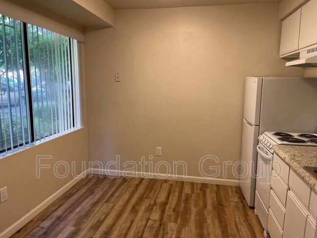 Building Photo - 400 10th Ave