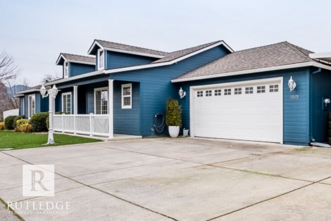 Photo - 3 Bedroom + Office in Central Point!