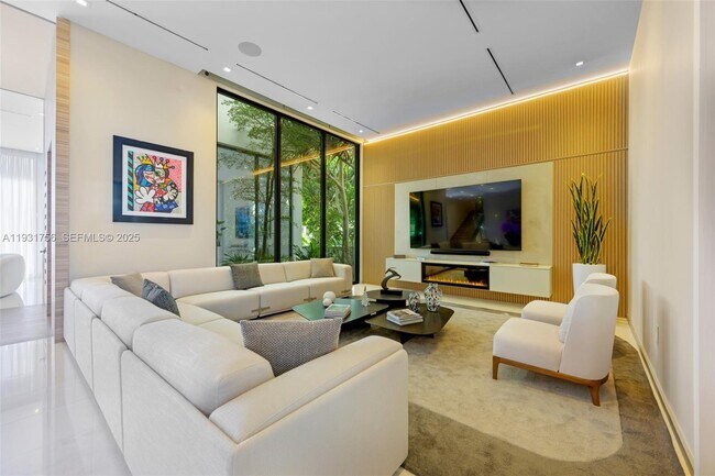 Photo - 3260 NE 165th St