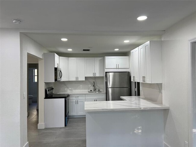 Building Photo - 6301 NE 5th Ave Unit 6301 Rental