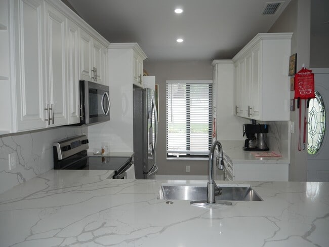 Photo - 15652 Bottlebrush Cir