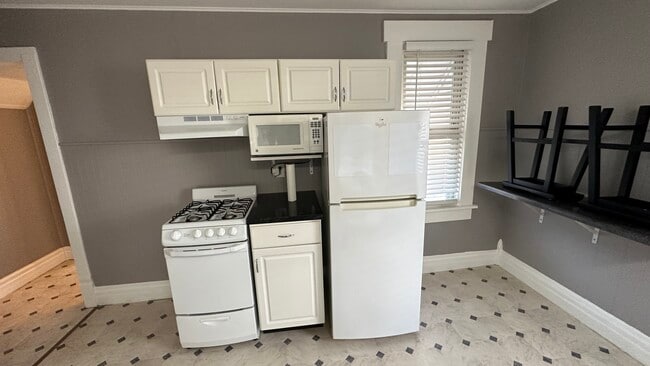 Kitchen - 610 Charles St