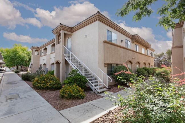 Building Photo - Three bedroom unit on the 2nd floor of gated SE community with pool/spa