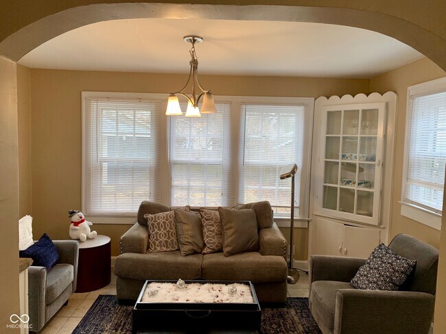 Photo - 425 W 44th St