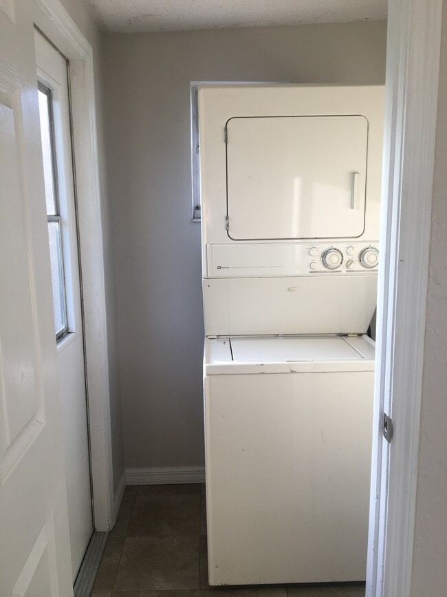 Building Photo - 1027 Hagle Park Rd