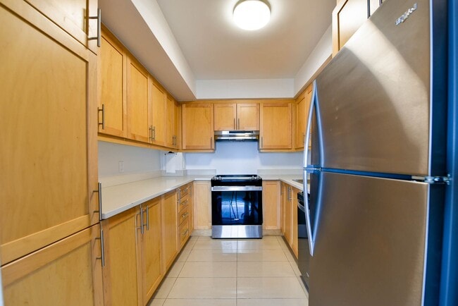 Building Photo - 3555 Chem. de la Côte-des-Neiges Unit 1212