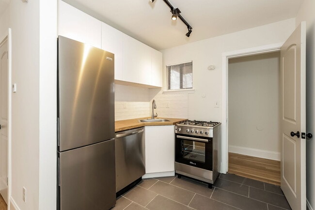 Building Photo - 755 St Charles Ave NE Unit 9