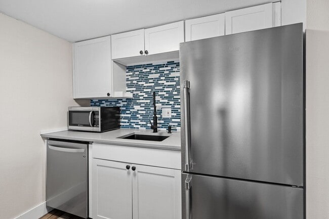 Photo - 2-Bed Condo in Kent – Fireplace, Balcony & Convenient Location!