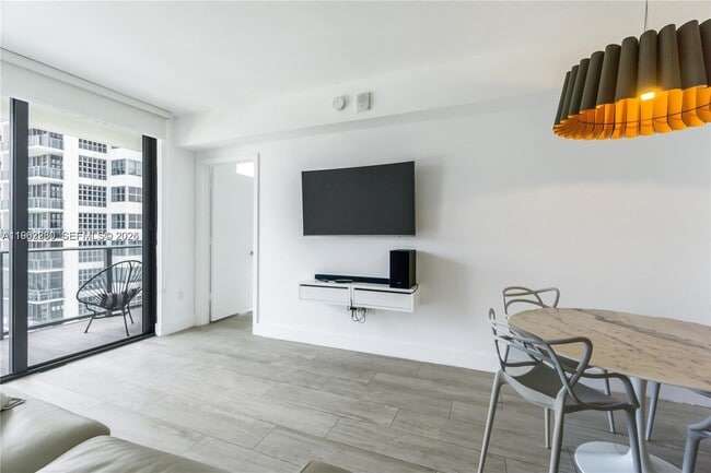 Photo - 121 NE 34th St Unidad 1203