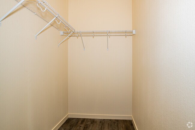 2BR, 2BA - 931SF