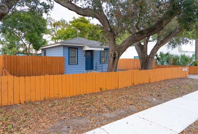 Building Photo - 606 Woodlawn St Rental
