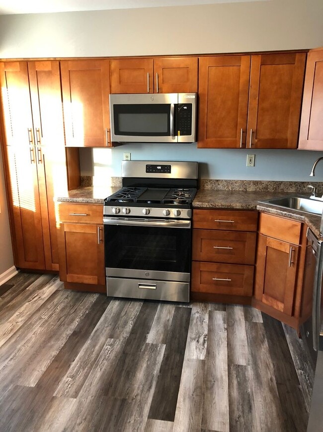 Photo - 2 bedrrom + basement Townhouse with Waterviews in Bristol. Large Private Backyard w Deck.