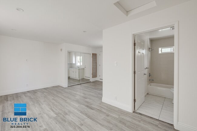 Photo - 14025 Victory Blvd