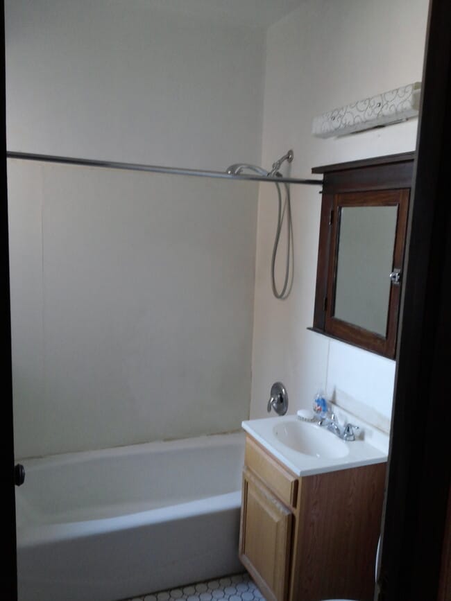 Bathroom - 3232 S Union Ave Unit 3