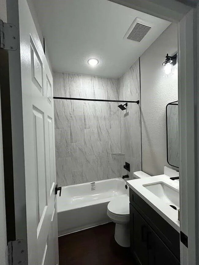 Photo - 704 Avenue I