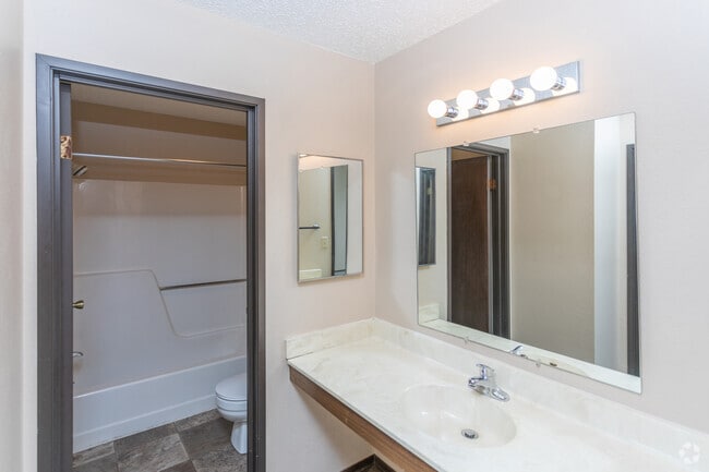 1BR, 1BA - 700SF