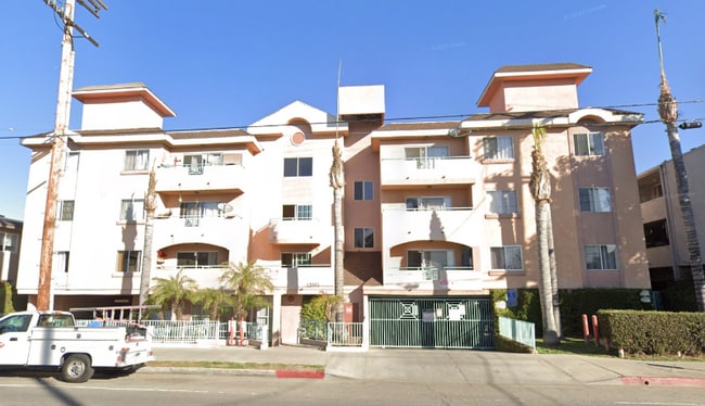 Building Photo - 13915 Oxnard St Rental