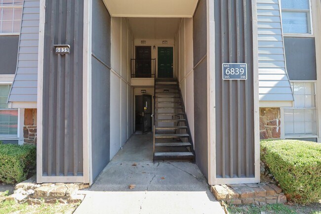 Building Photo - 2 Bed | 2 Bath in Central Tulsa!