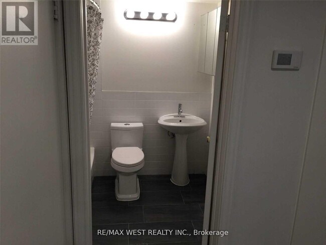 Photo - 152 Dowling Ave Unit 4