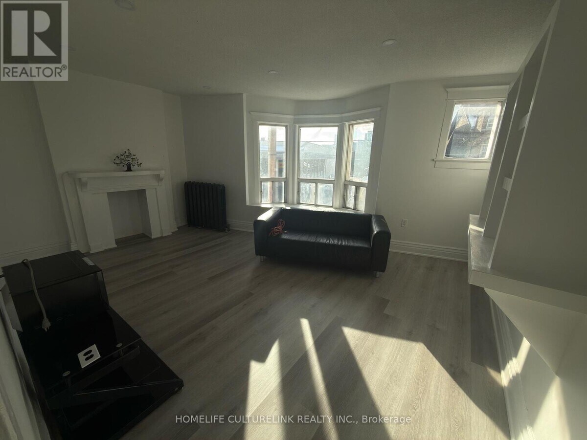 Photo - 737 Broadview Ave