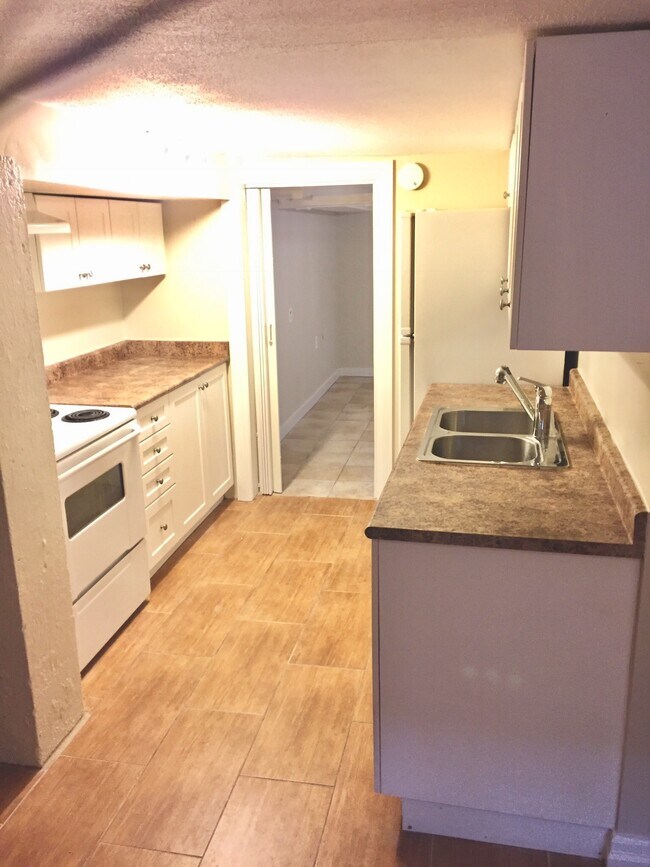 Photo - Spacious 1 Bedroom Apartment in Durand Unit 4