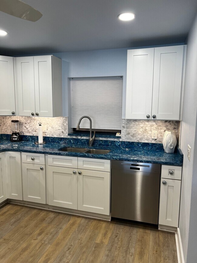 Photo - 7600 Sun Island Dr S Unidad 205