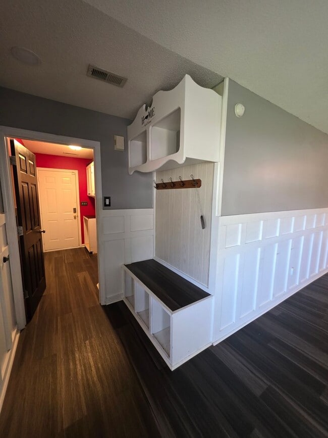 200 Flagstone Ln