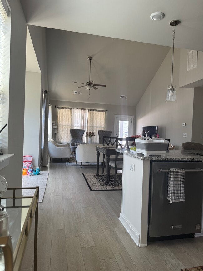 Photo - 104 Greensdale Ln