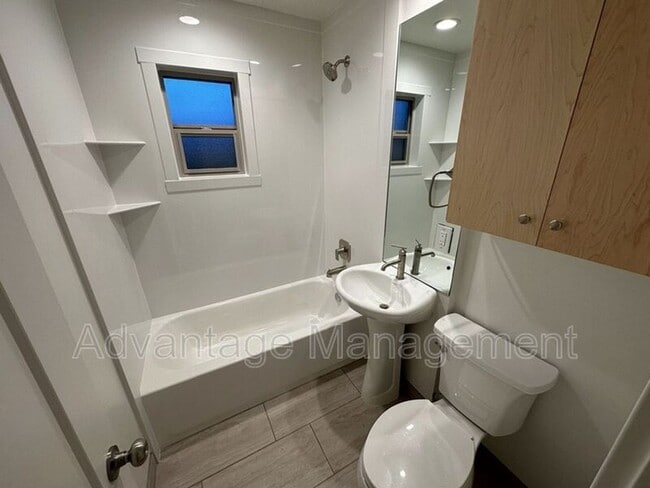 Photo - 469 E Elm St