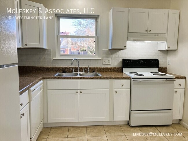 Photo - 909 Westminster Ln