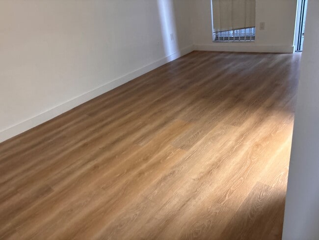 Photo - 305 W 68th St