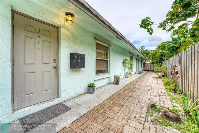 Building Photo - 1208 SW 2nd Ct Unit 1 Rental
