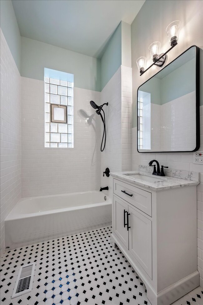 Photo - 709 W Roscoe St