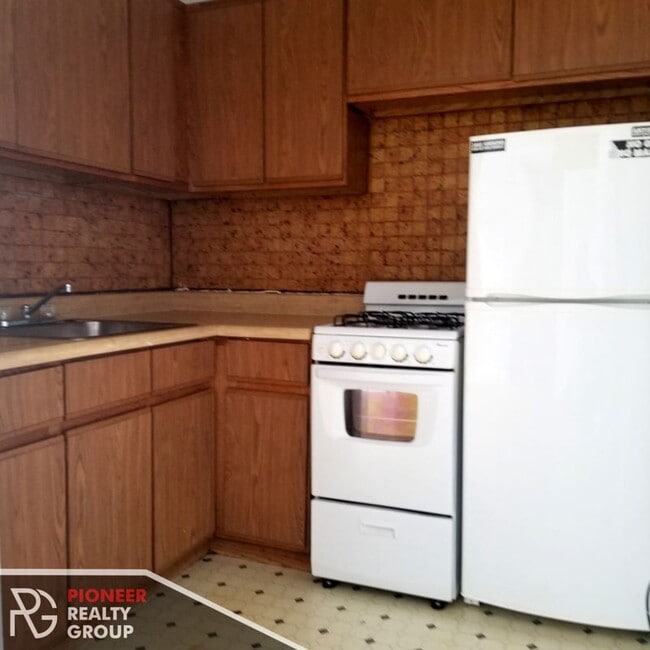 Building Photo - 739 W Belmont Ave Unit 115