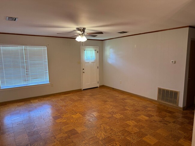 Photo - 3 Bed/1.5 Bath in Broadmoor School District