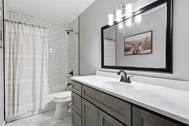 Photo - 208 Queen Dr